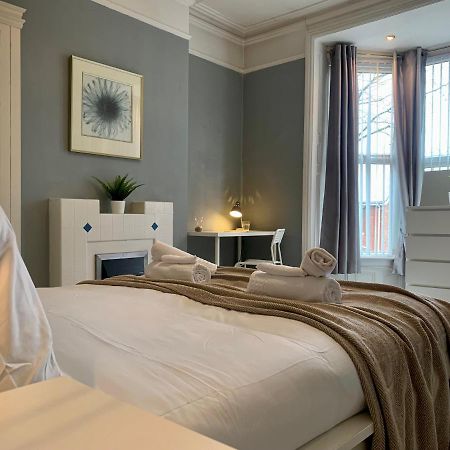 Somerford Place - 6 Beds - Sleeps 12 - Parks 2-3 Cars/Vans Willenhall المظهر الخارجي الصورة