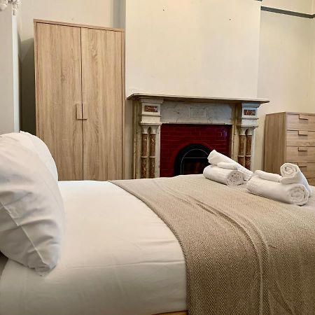 Somerford Place - 6 Beds - Sleeps 12 - Parks 2-3 Cars/Vans Willenhall المظهر الخارجي الصورة
