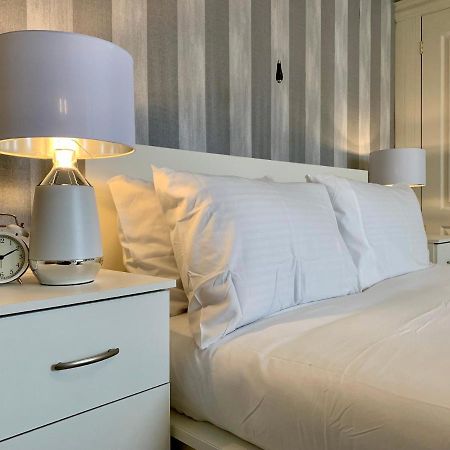 Somerford Place - 6 Beds - Sleeps 12 - Parks 2-3 Cars/Vans Willenhall المظهر الخارجي الصورة