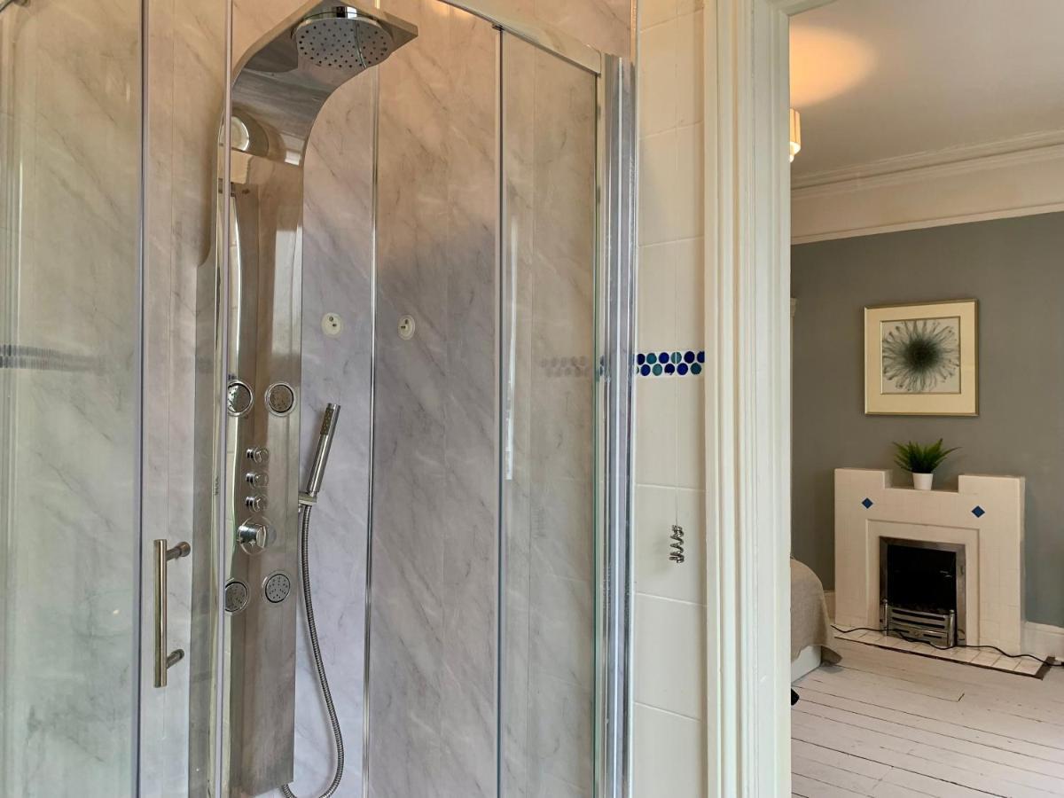 Somerford Place - 6 Beds - Sleeps 12 - Parks 2-3 Cars/Vans Willenhall المظهر الخارجي الصورة