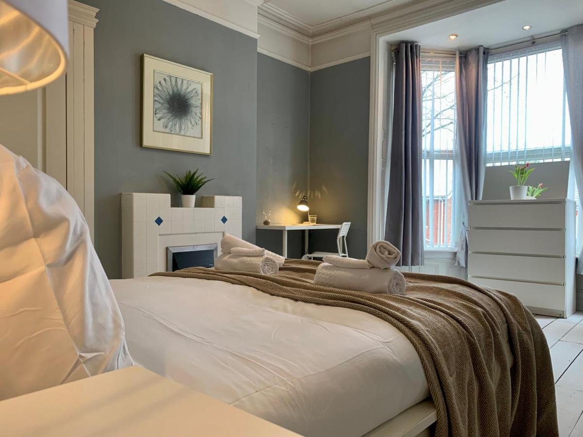 Somerford Place - 6 Beds - Sleeps 12 - Parks 2-3 Cars/Vans Willenhall المظهر الخارجي الصورة