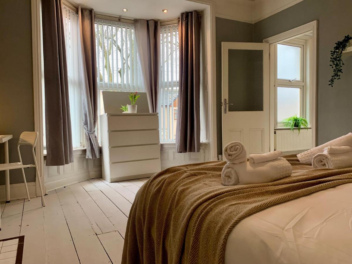 Somerford Place - 6 Beds - Sleeps 12 - Parks 2-3 Cars/Vans Willenhall المظهر الخارجي الصورة