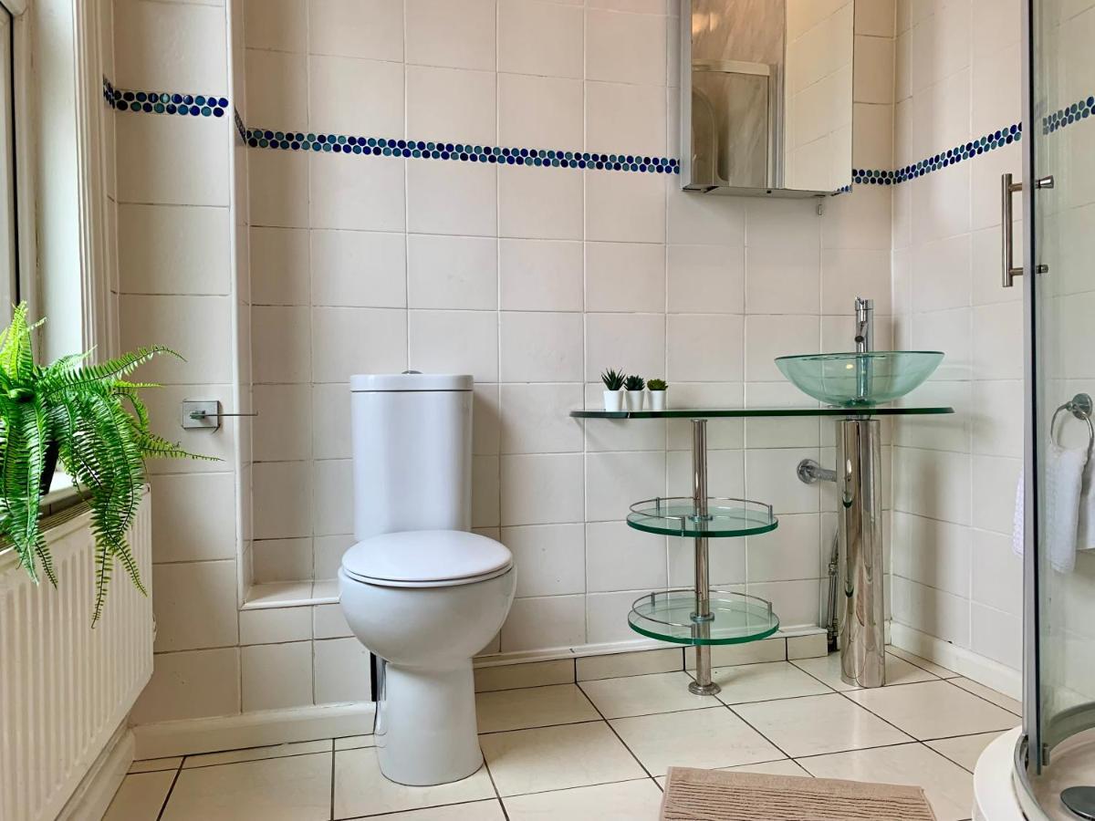 Somerford Place - 6 Beds - Sleeps 12 - Parks 2-3 Cars/Vans Willenhall المظهر الخارجي الصورة