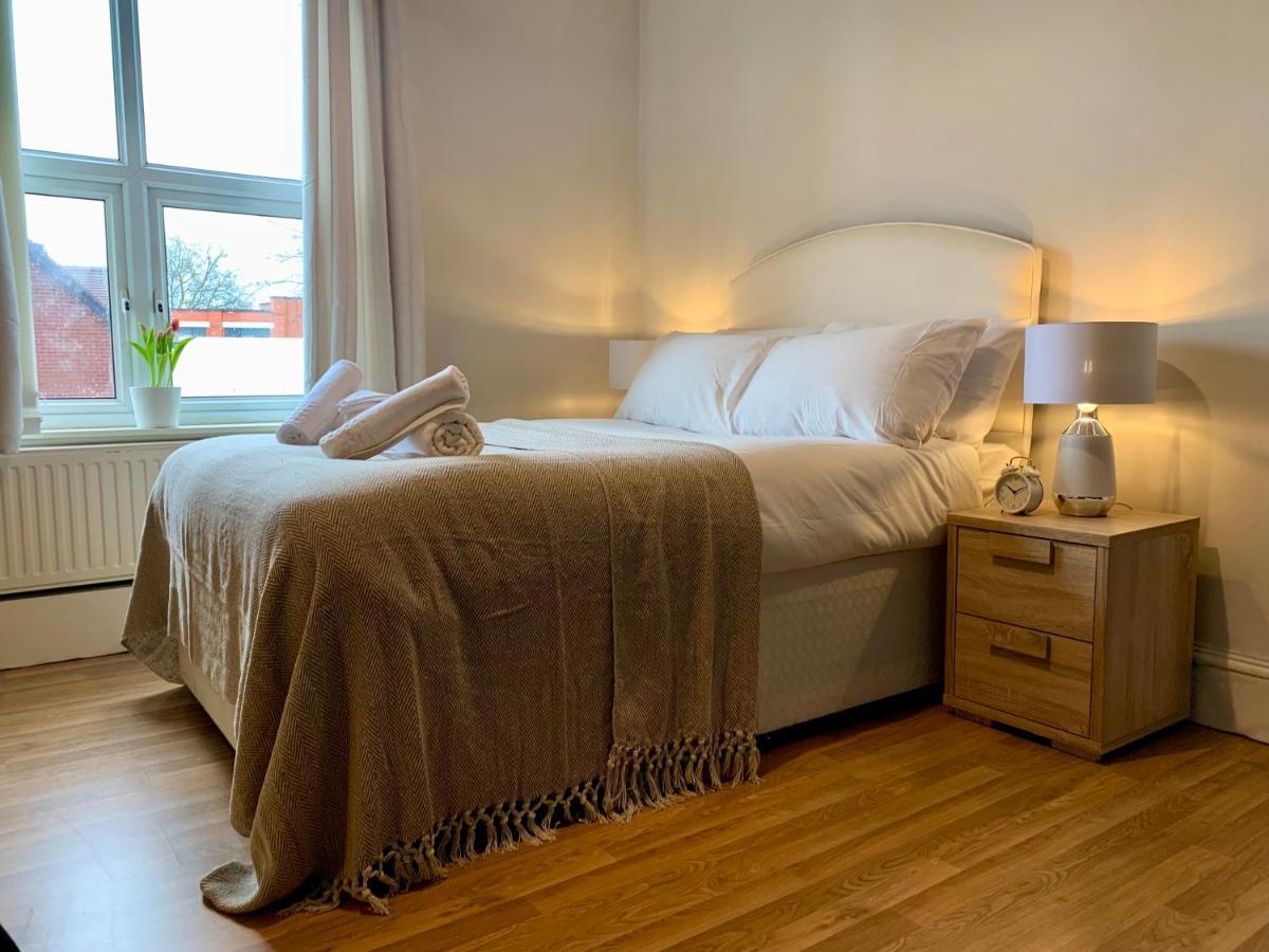Somerford Place - 6 Beds - Sleeps 12 - Parks 2-3 Cars/Vans Willenhall المظهر الخارجي الصورة