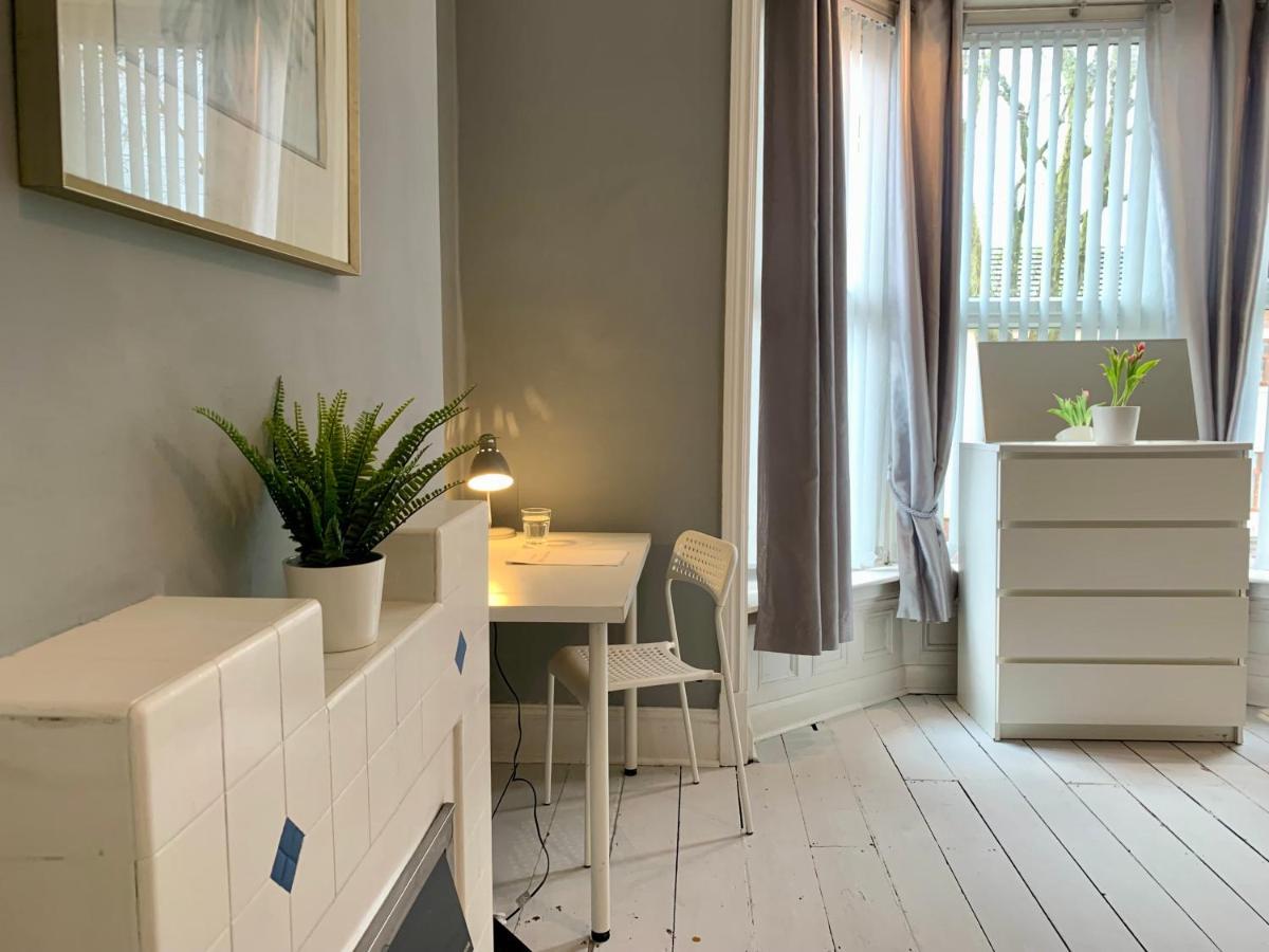 Somerford Place - 6 Beds - Sleeps 12 - Parks 2-3 Cars/Vans Willenhall المظهر الخارجي الصورة
