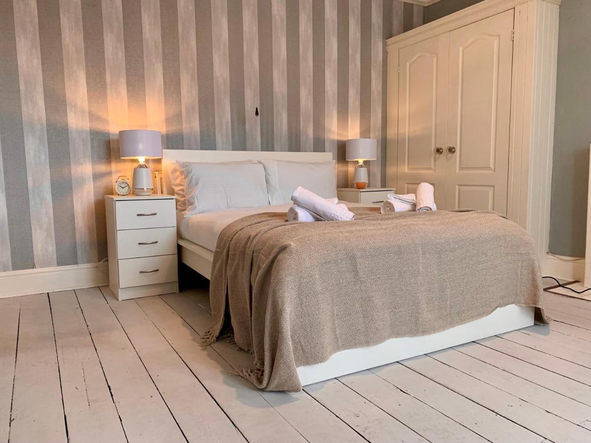 Somerford Place - 6 Beds - Sleeps 12 - Parks 2-3 Cars/Vans Willenhall المظهر الخارجي الصورة