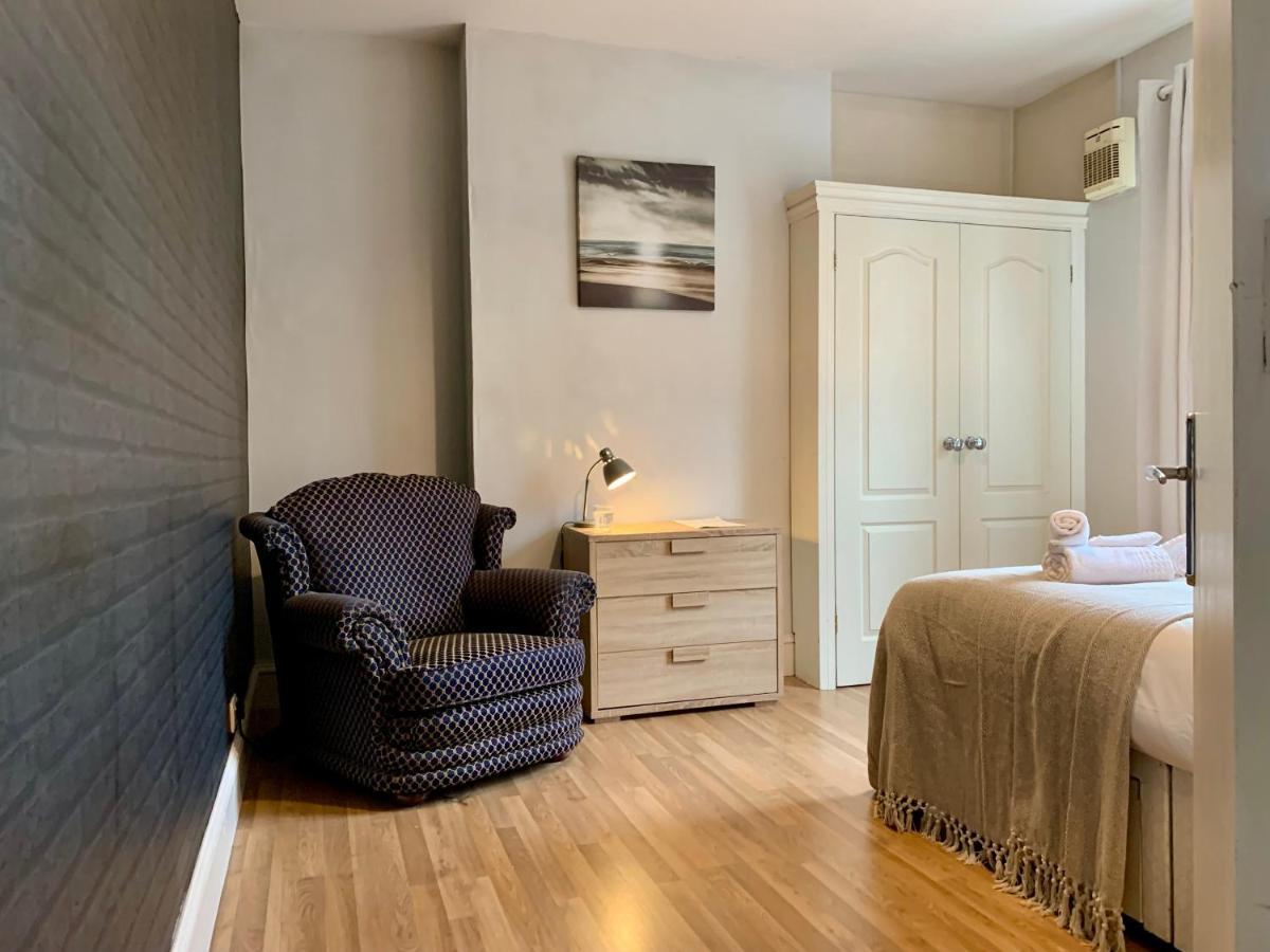 Somerford Place - 6 Beds - Sleeps 12 - Parks 2-3 Cars/Vans Willenhall المظهر الخارجي الصورة