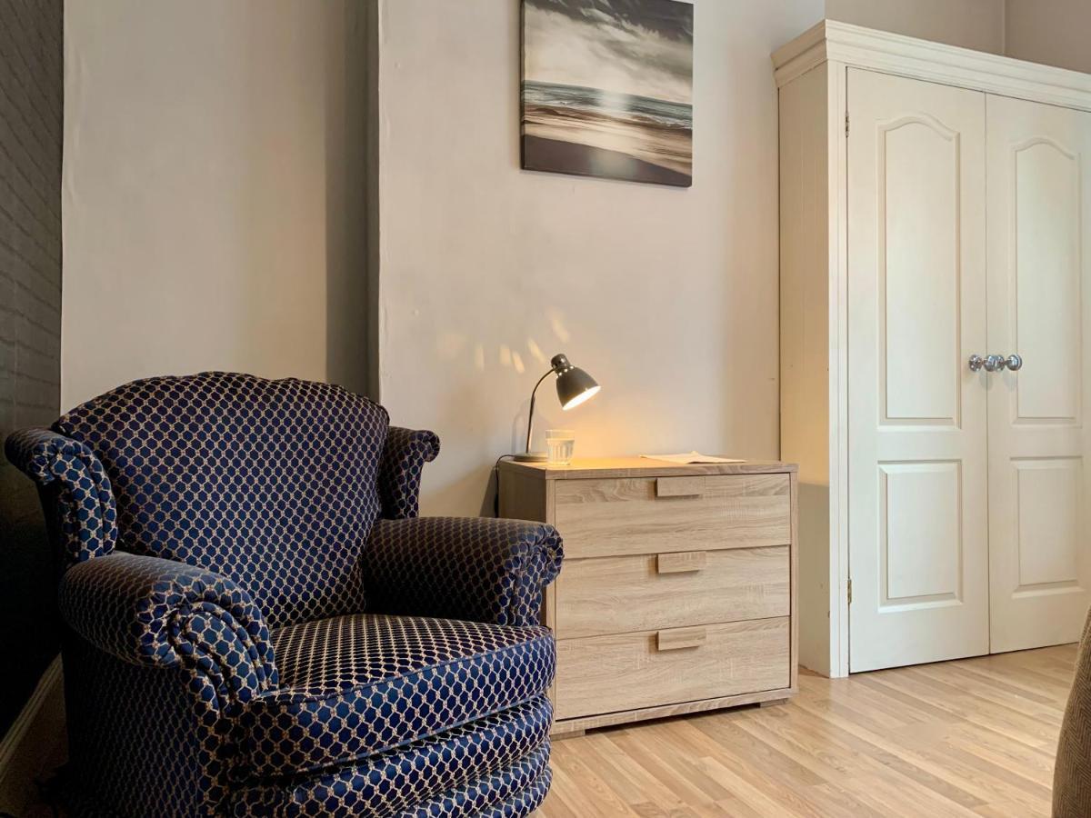 Somerford Place - 6 Beds - Sleeps 12 - Parks 2-3 Cars/Vans Willenhall المظهر الخارجي الصورة