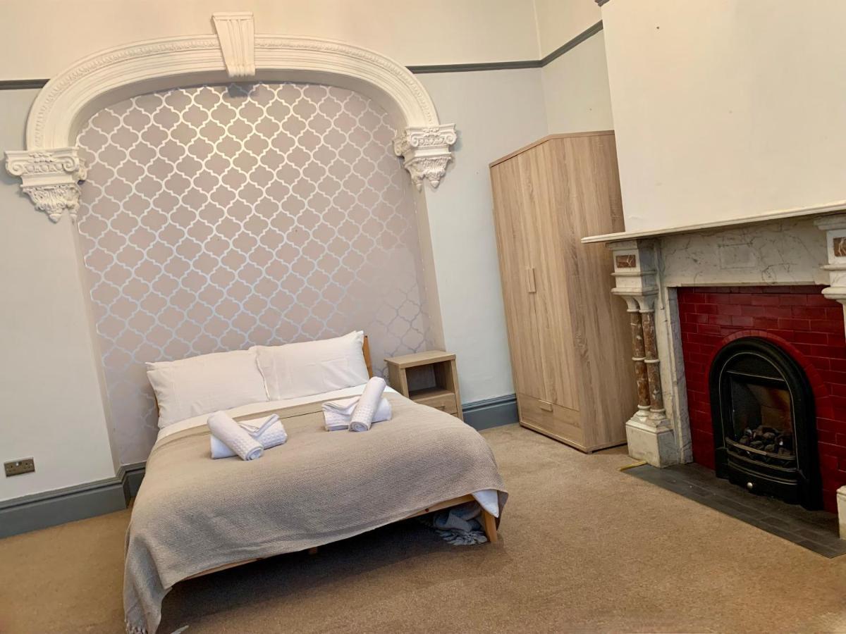 Somerford Place - 6 Beds - Sleeps 12 - Parks 2-3 Cars/Vans Willenhall المظهر الخارجي الصورة