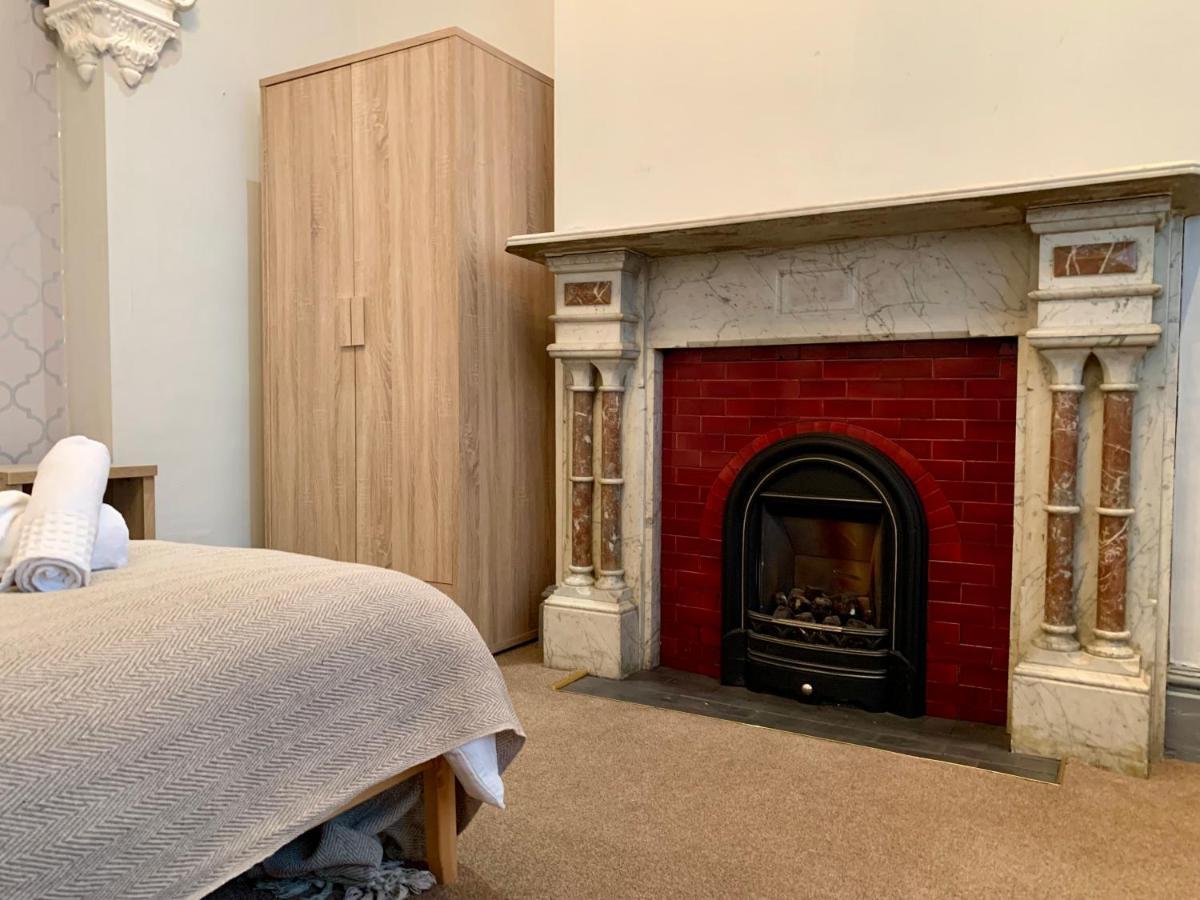 Somerford Place - 6 Beds - Sleeps 12 - Parks 2-3 Cars/Vans Willenhall المظهر الخارجي الصورة