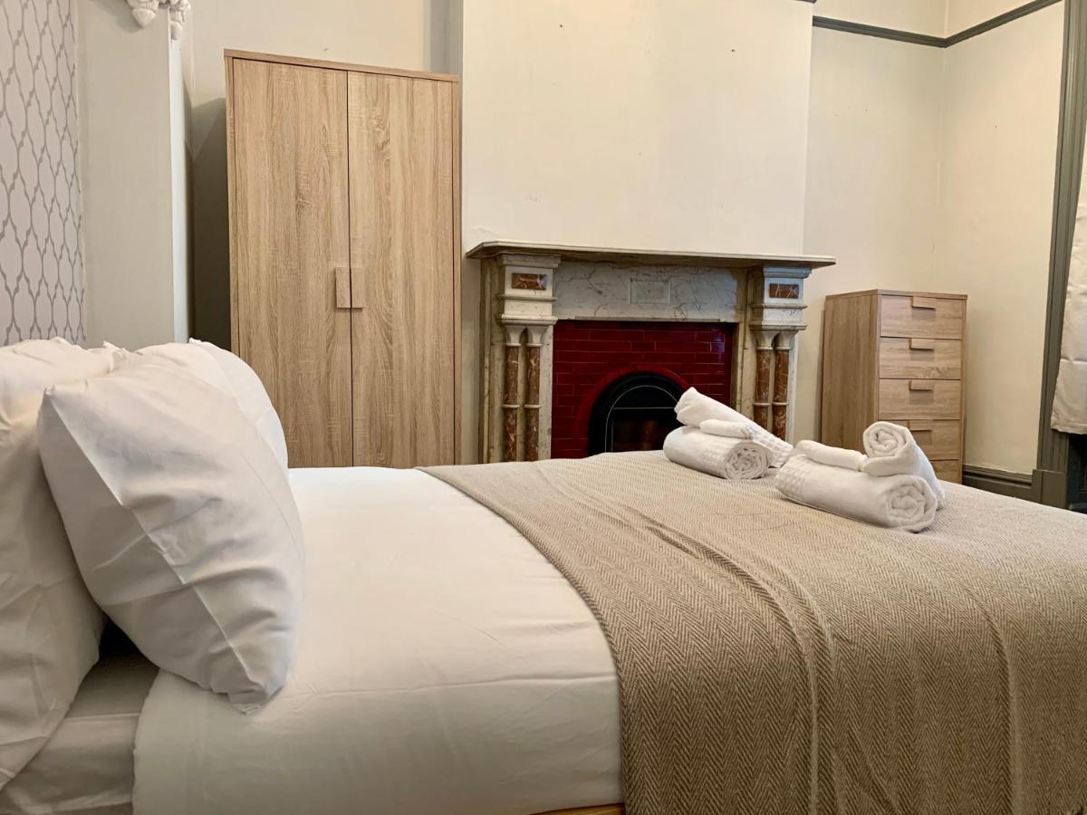 Somerford Place - 6 Beds - Sleeps 12 - Parks 2-3 Cars/Vans Willenhall المظهر الخارجي الصورة