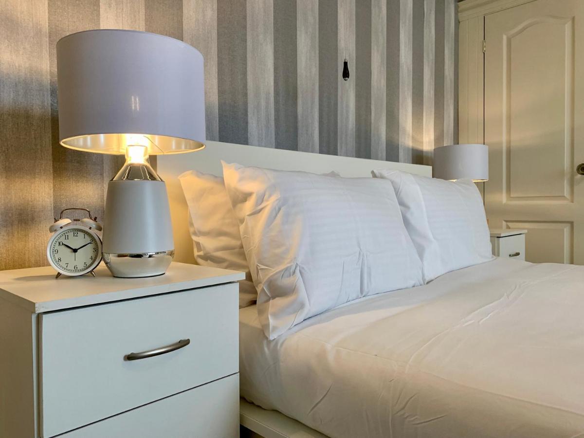 Somerford Place - 6 Beds - Sleeps 12 - Parks 2-3 Cars/Vans Willenhall المظهر الخارجي الصورة