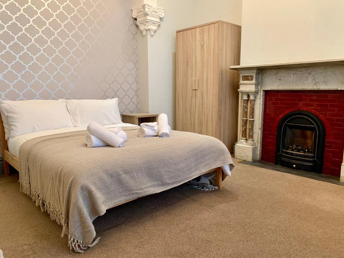 Somerford Place - 6 Beds - Sleeps 12 - Parks 2-3 Cars/Vans Willenhall المظهر الخارجي الصورة