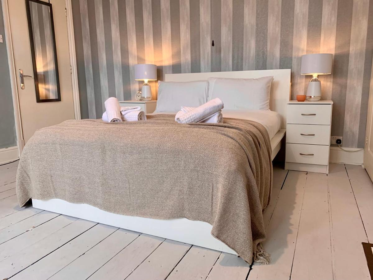 Somerford Place - 6 Beds - Sleeps 12 - Parks 2-3 Cars/Vans Willenhall المظهر الخارجي الصورة