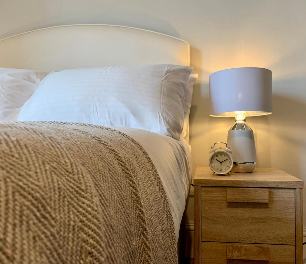 Somerford Place - 6 Beds - Sleeps 12 - Parks 2-3 Cars/Vans Willenhall المظهر الخارجي الصورة