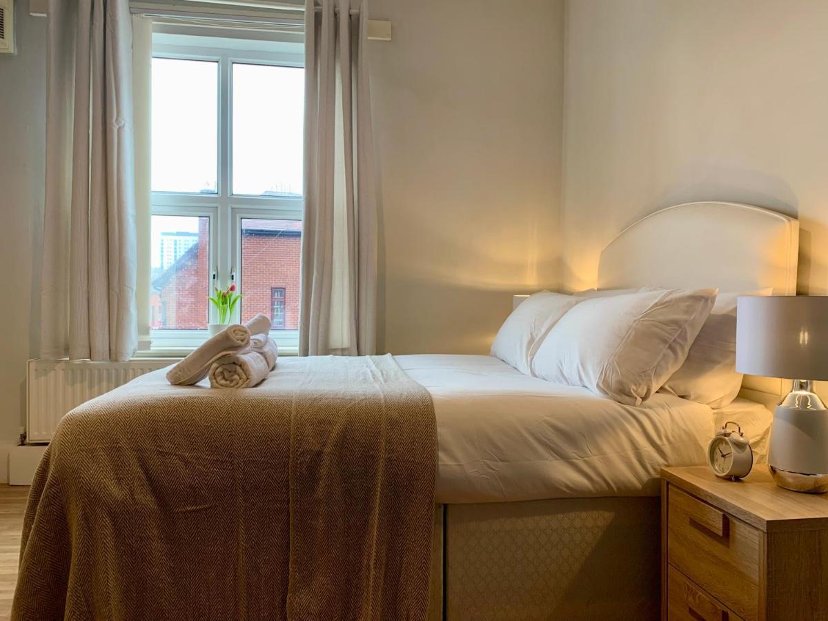 Somerford Place - 6 Beds - Sleeps 12 - Parks 2-3 Cars/Vans Willenhall المظهر الخارجي الصورة