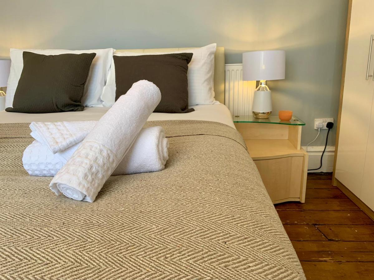 Somerford Place - 6 Beds - Sleeps 12 - Parks 2-3 Cars/Vans Willenhall المظهر الخارجي الصورة
