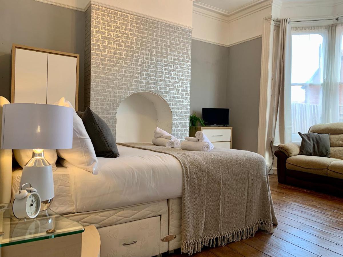 Somerford Place - 6 Beds - Sleeps 12 - Parks 2-3 Cars/Vans Willenhall المظهر الخارجي الصورة