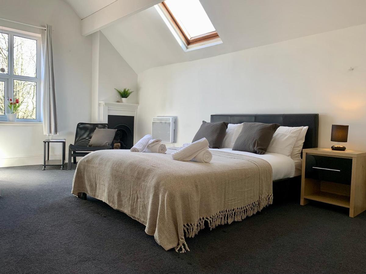 Somerford Place - 6 Beds - Sleeps 12 - Parks 2-3 Cars/Vans Willenhall المظهر الخارجي الصورة