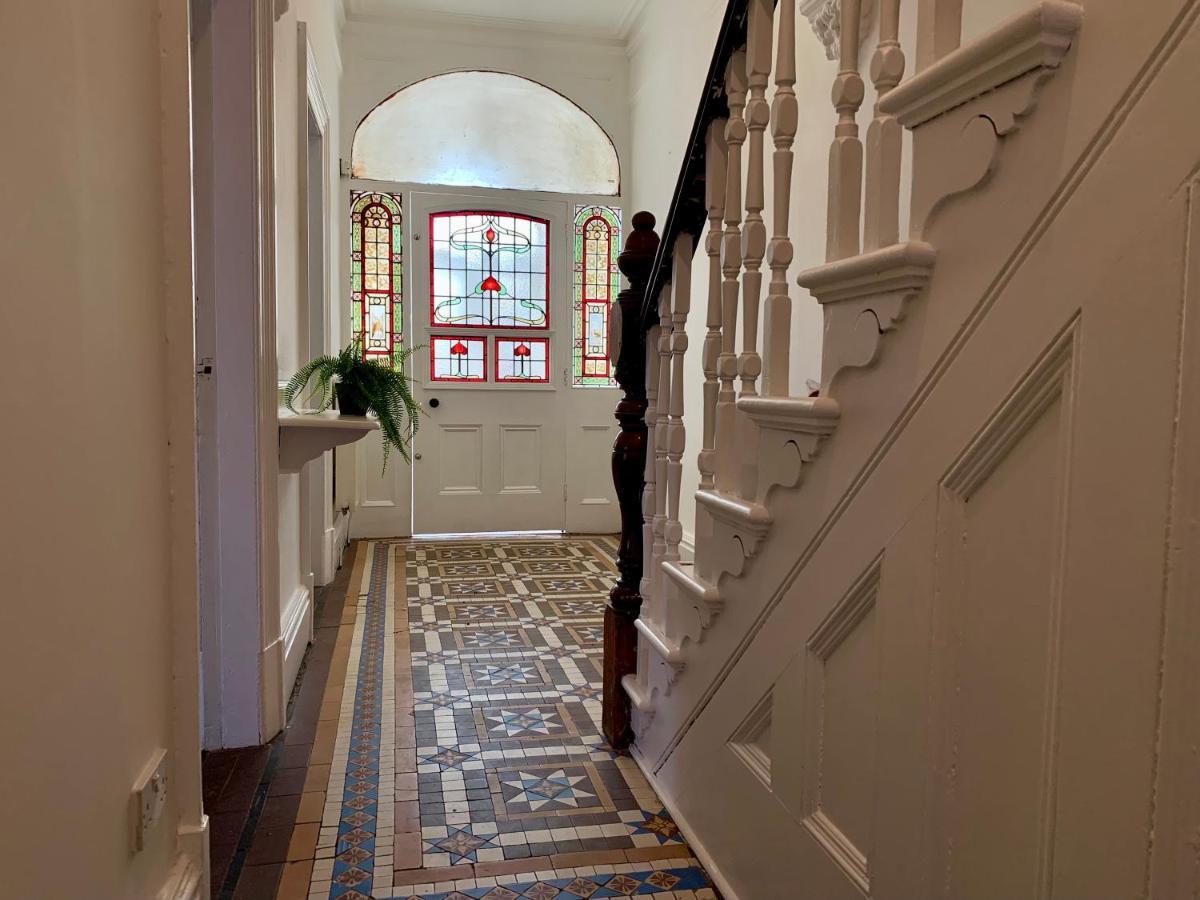 Somerford Place - 6 Beds - Sleeps 12 - Parks 2-3 Cars/Vans Willenhall المظهر الخارجي الصورة