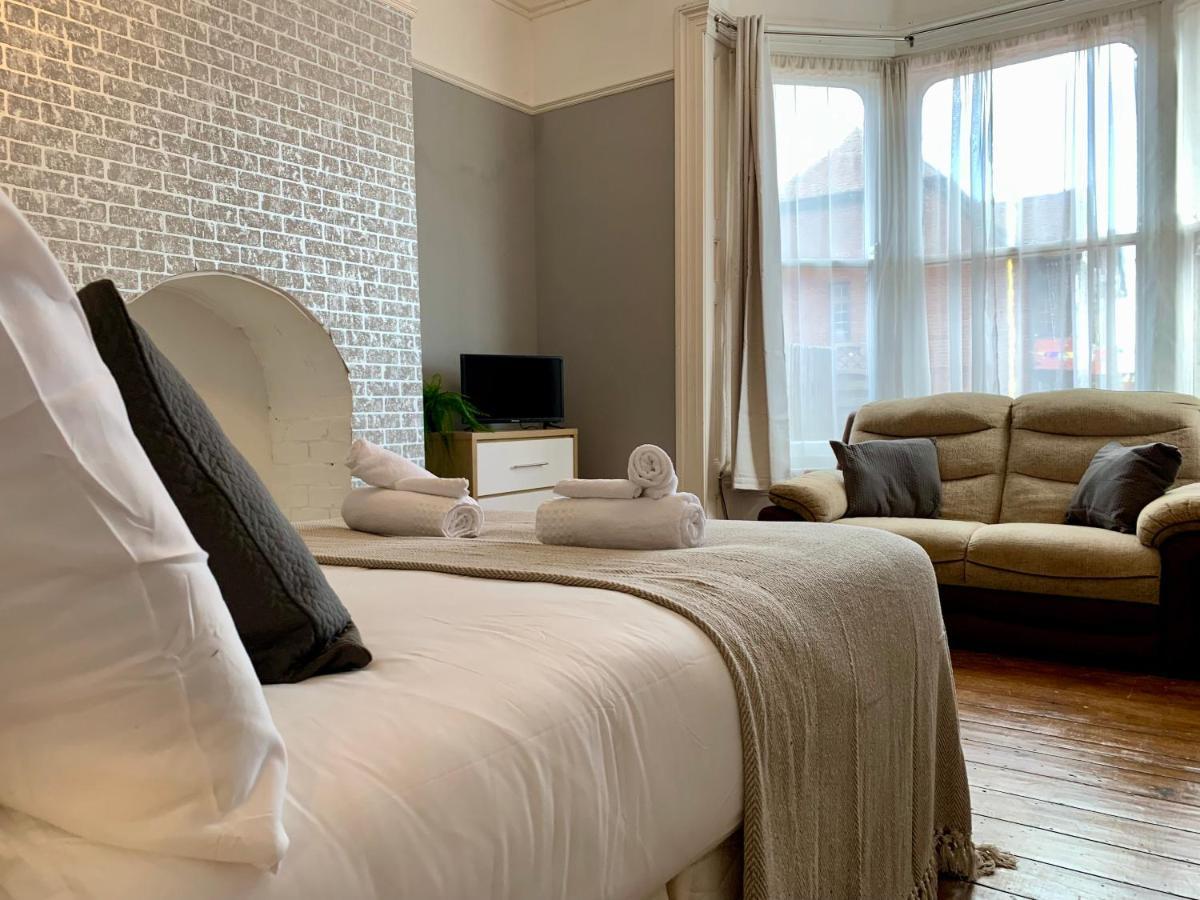 Somerford Place - 6 Beds - Sleeps 12 - Parks 2-3 Cars/Vans Willenhall المظهر الخارجي الصورة