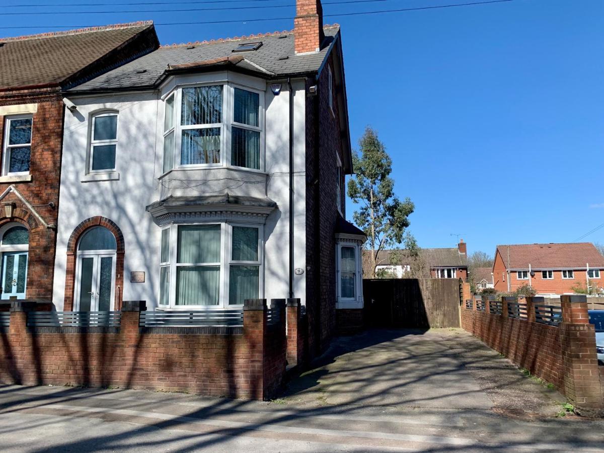 Somerford Place - 6 Beds - Sleeps 12 - Parks 2-3 Cars/Vans Willenhall المظهر الخارجي الصورة