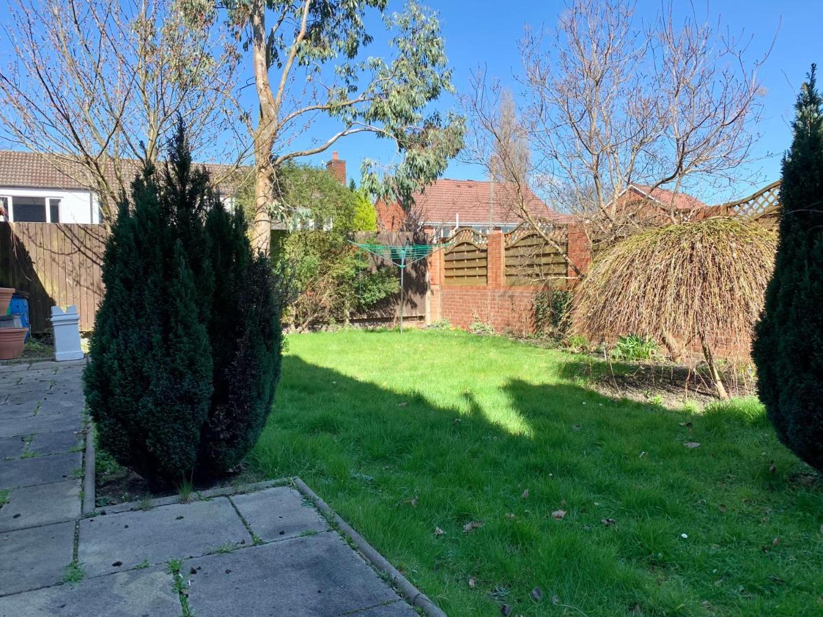 Somerford Place - 6 Beds - Sleeps 12 - Parks 2-3 Cars/Vans Willenhall المظهر الخارجي الصورة